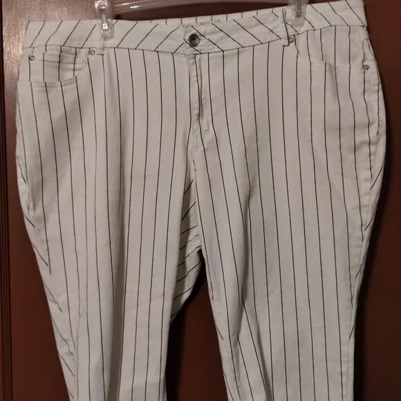 Cato Women's White/OFF WHITE Pinstriped Capri Jeans Size 22W - Picture 1 of 4
